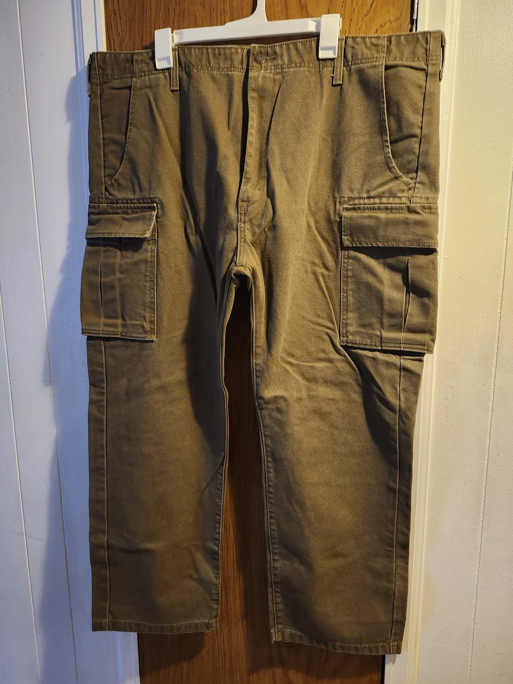 Levi’s Brown Canvas Cargo Pants 42R — Rugged, Reliable & Ready for Anything